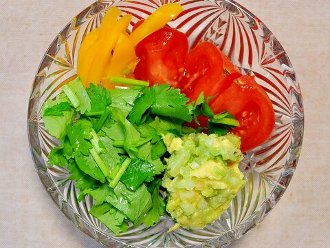 彩り野菜とワカモレのサラダ